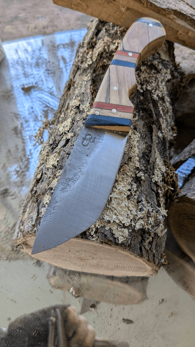 Couteau fixe porte drapeau
