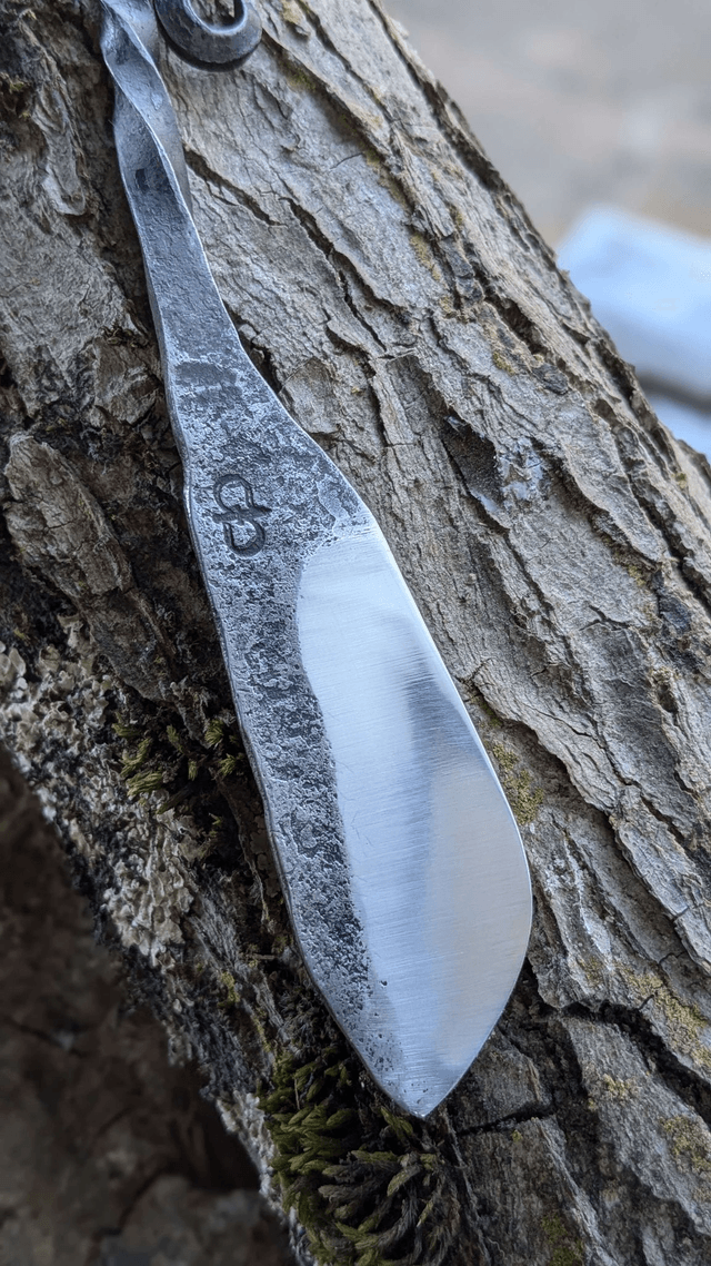 Couteau brut de forge torsadé