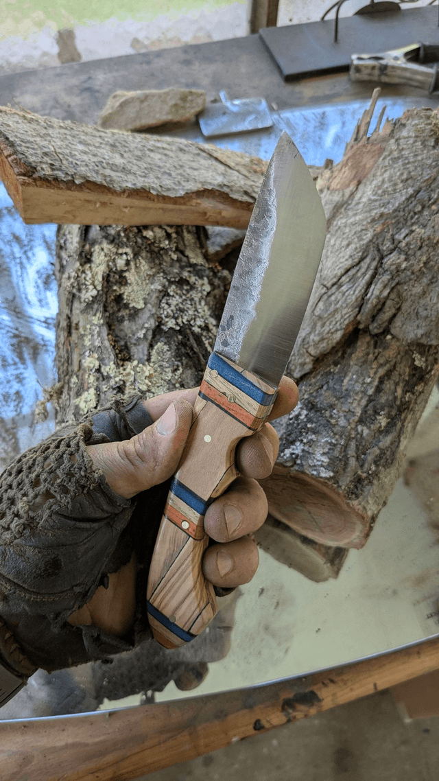 Couteau fixe porte drapeau