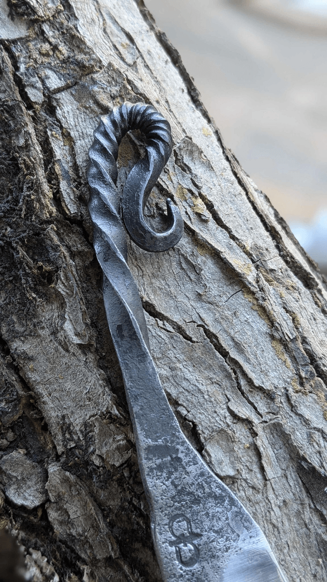 Couteau brut de forge torsadé