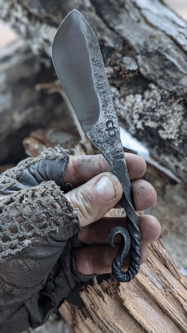 Couteau brut de forge torsadé