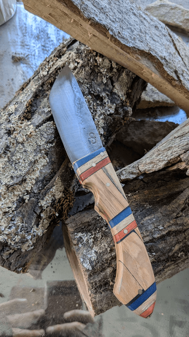 Couteau fixe porte drapeau