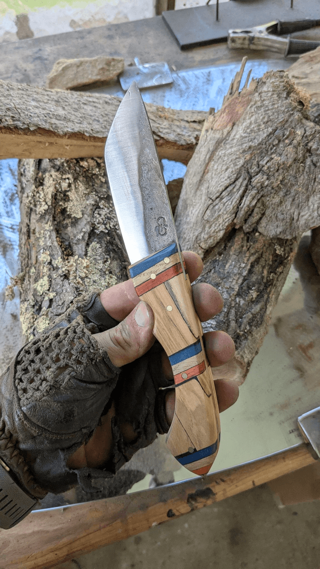 Couteau fixe porte drapeau