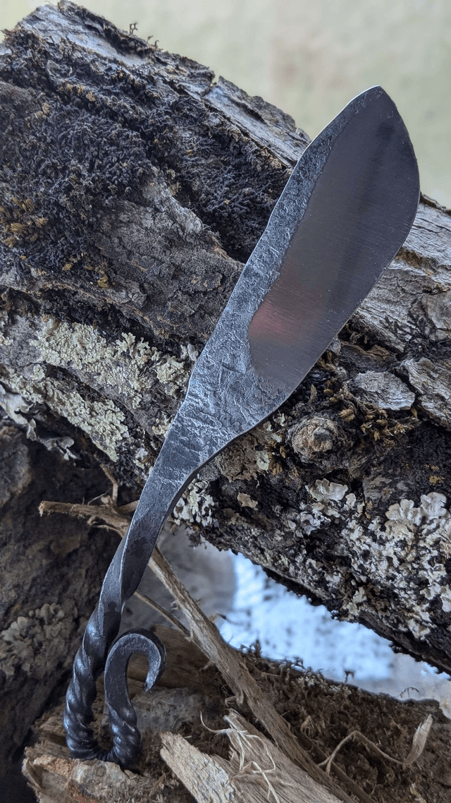 Couteau brut de forge torsadé